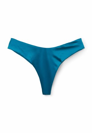 Blauer Satin-Damen-String mit niedrigem Bund und minimaler Bedeckung, flach auf weißem Hintergrund liegend.