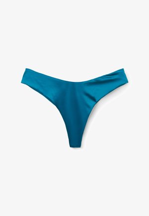 Blauer Satin-Damen-String mit niedrigem Bund und minimaler Bedeckung, flach auf weißem Hintergrund liegend.