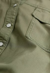 Next Užsagstoma palaidinė - khaki green