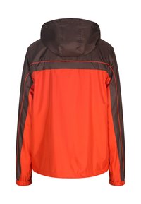 Waterdichte jacket met een capuchon, een oranje lichaam, bruine schouderpanelen en contrasterende rode stiksels langs de naden.