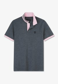 Polo manches courtes gris foncé avec intérieur de col rose clair et bordures de manches, patte à deux boutons et petit logo noir sur la poitrine.