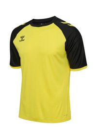 Maillot de sport jaune avec manches raglan noires, col rond noir et logo hummel sur la poitrine.