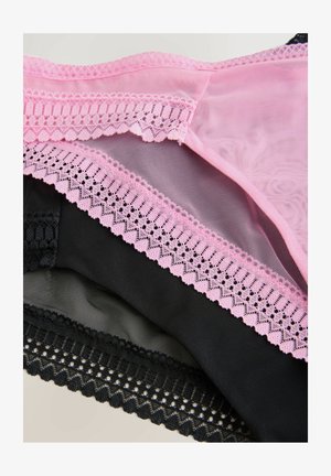 Trys lacyriški apatiniai: viršuje rožinis tinklas su bangos kraštu, o apačioje juodas tinklas su sudėtingais nėriniais.