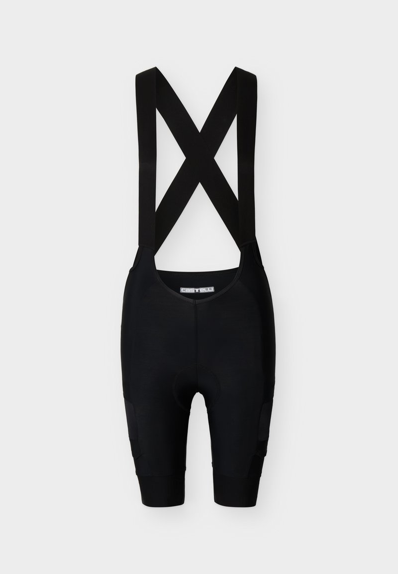 Čierne cyklistické nohavice na traky s prekríženými ramennými popruhmi a logom na hrudnej oblasti, zobrazené na jednoduchom svetlom pozadí.