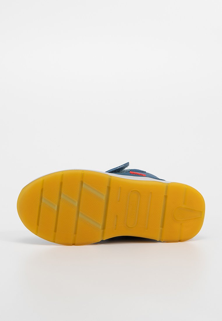 Blauer Kinderschuh mit leuchtend gelber Sohle, nach oben gerichtet, zeigt das Profil der Sohle und ein rotes Logo auf der Seite.
