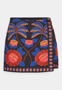 Mini-jupe matelassée noire avec des motifs floraux audacieux bleus et rouges ainsi que des palmiers, décorée d'une rangée verticale de petits boutons sur le côté.