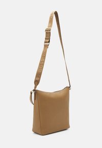 Ruda skórzana torba na ramię o gładkiej fakturze, z szerokim regulowanym paskiem oznaczonym napisem "BOSS" i minimalistycznym designem.