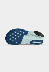 Semelle d'une chaussure de sport bleu clair avec des sections en caoutchouc bleu et noir affichant des motifs géométriques de la bande de roulement.