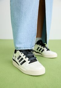 FORUM LOW CL - Tossud - off white/core black