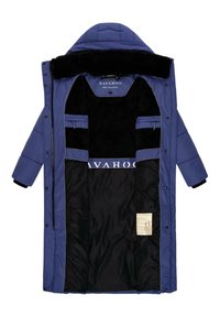 Cappotto lungo imbottito di blu reale con rivestimento in pelliccia sintetica nera. Tasche interne e dettaglio del marchio sul petto in bianco su tessuto nero.