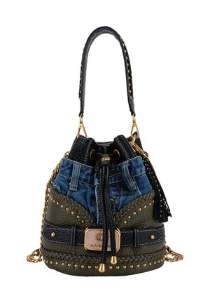 Borsa a secchiello con design in denim e pelle verde, borchie dorate, dettagli neri e chiusura con coulisse. Presenta un logo con ferrature dorate.