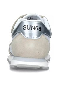 Sneaker bianca e beige con tomaia in suede, cappe di tallone riflettente in argento e marchio "SUN68". Presenta suola testurizzata e colletto imbottito.