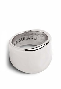 Polished silver ring with a smooth, rounded design. Features a subtle wave pattern and the engraved text "SINGULARU" inside.