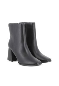 Par de botas de cuero negro a la altura del tobillo con tacones de bloque y cremalleras laterales, acabado elegante y suave.