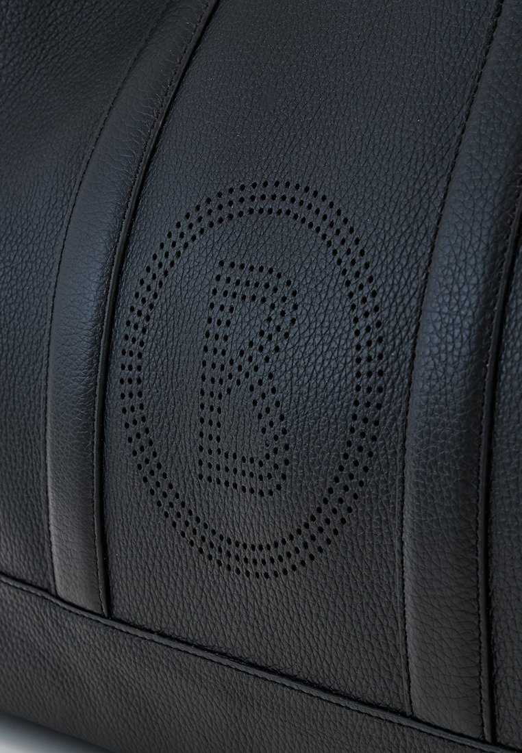 Schwarze Lederhandtasche mit einem perforierten runden Logo, das den stilisierten Buchstaben "B" zeigt, und glatten Texturpanelen an den Seiten.