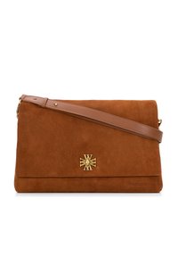 Brązowa zamszowa torebka o strukturalnym kształcie, z złotym emblematem, płaskim zapięciem i odpinanym skórzanym paskiem.
