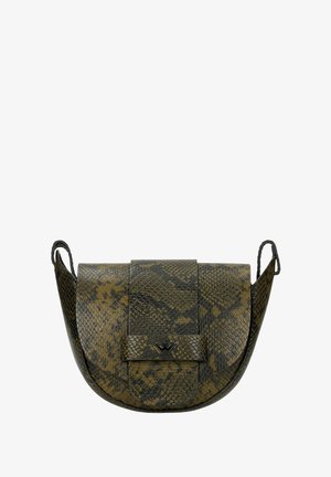 Sac en cuir à motif peau de serpent marron et noir avec fermeture à rabat et petit logo en métal au centre à l'avant.