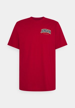 Rotes T-Shirt mit kurzen Ärmeln, auf der linken oberen Brust mit dem "JORDAN"-Logo und dem kleinen Text "Est. 1985 by Nike".