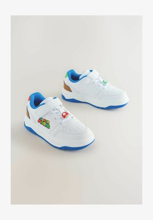 Hvide sneakers med blå såler, der har et "Super Mario" logo, justerbar rem og farverige accenter i rød og grøn. Tekstureret detaljer på siderne.