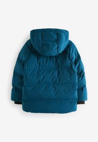 Teal puffjakke med hætte, der har vandrette quiltede sektioner, elastiske manchetter og en glat, blank overflade.