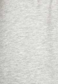 Svijetlosiva tkanina s mekanom, ravnom teksturom i blagim uzorkom heather. Čini se da je materijal pamuk ili mješavina pamuka.