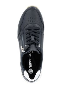 Marineblaue Leder-Sneaker mit Schnürverschluss, seitlichem Reißverschluss, perforierten Details und kontrastierenden weißen Akzenten an Ferse und Sohle.