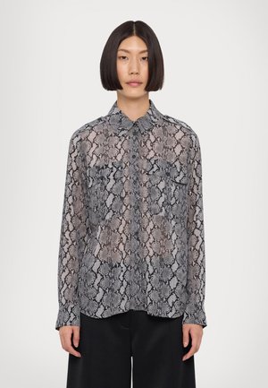 Langermet, kragebluse med slangeprint i nyanser av svart, grått og beige. Laget av lett, semitransparent stoff.