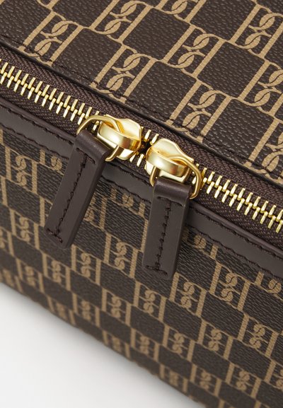 Borsa a tracolla marrone con motivo e zip dorate. Presenta un materiale testurizzato, un design a griglia in tonalità di marrone scuro e marrone chiaro, e dettagli in pelle.