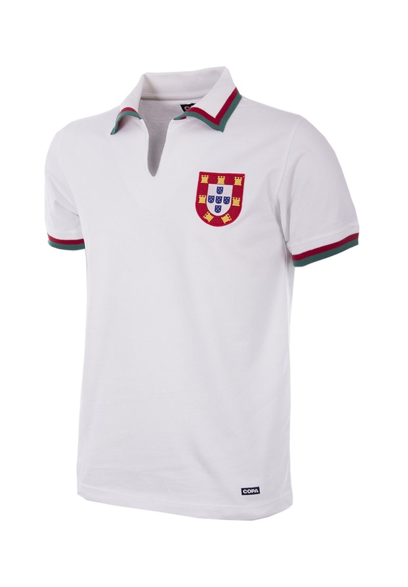 Chemise polo blanche à col en V, avec un col et des manches rayés rouge et vert, arborant un écusson brodé coloré sur la poitrine gauche.