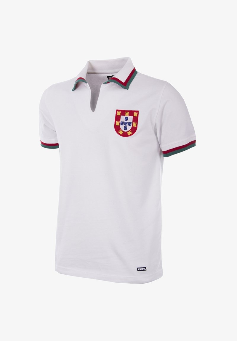 Chemise polo blanche à col en V, avec un col et des manches rayés rouge et vert, arborant un écusson brodé coloré sur la poitrine gauche.