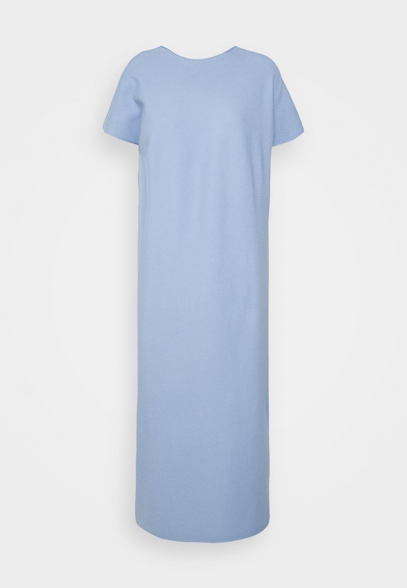 Robe bleu clair à manches courtes avec un col rond et une silhouette droite, fabriquée dans un tissu doux au toucher lisse.