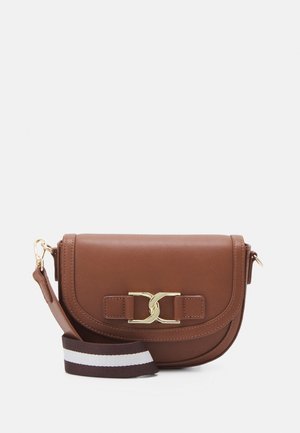 Borsa a tracolla in pelle marrone con finiture in oro, forma curva, chiusura con patta frontale e tracolla in tessuto a righe rimovibile.