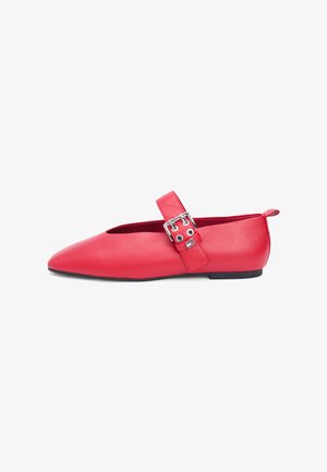 Roter Damenflacher Schuh mit spitz zulaufender Spitze, breitem verstellbarem Riemen und silberner Schnalle sowie schwarzer Sohle auf weißem Hintergrund.