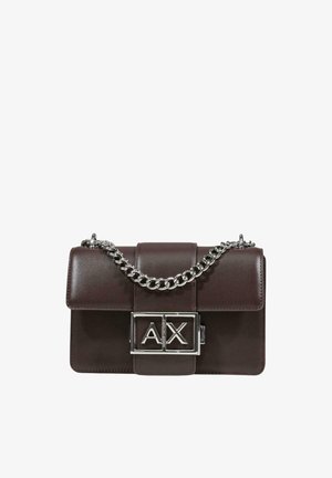 Mørkebrun læderhåndtaske med sølvkædestrop og stor sølvspænde med "A|X"-logo på frontklappen.
