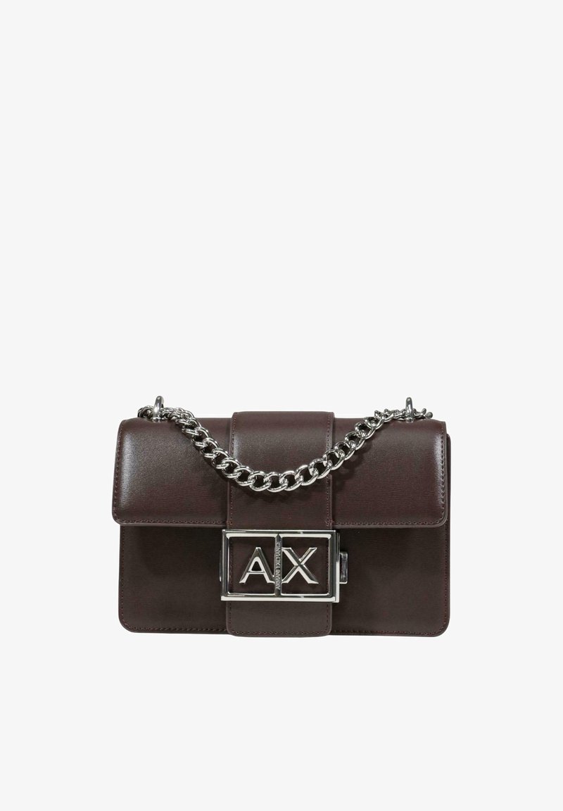 Tmavě hnědá kožená kabelka se stříbrným řetízkovým popruhem a velkou stříbrnou přezkou s logem "A|X" na předním klopu.