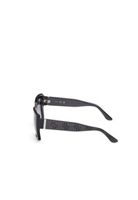 Gafas de sol negras con un marco grueso, que cuentan con lentes oscuros y varillas negras texturizadas adornadas con un patrón de logo. Presentan detalles en plata.