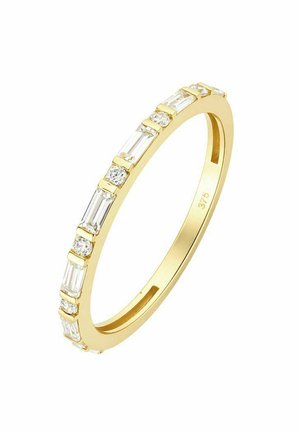 Anillo delgado de oro con gemas transparentes redondas y rectangulares alternadas colocadas alrededor de la banda sobre un fondo blanco.