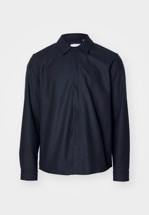 Námornícky modrá, košeľa s dlhým rukávom s klasickým golierom, predným zapínaním na gombíky a hladkou textúrou s priliehavým strihom.