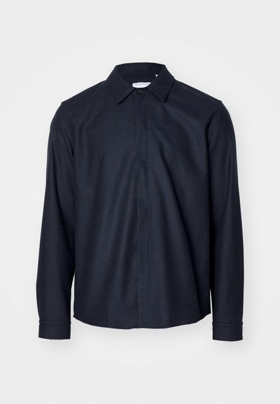 Marinblå långärmad skjorta med klassisk krage, knappstängning framtill och en slät textur med en skräddarsydd passform.