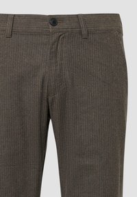 Bruine broek met een visgraatpatroon, voorzien van een knoopsluiting, riemlussen en twee zijzakken met een getailleerde pasvorm. Textuurstof.