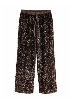 Braune weite Hosen aus Satin, die mit Pailletten bedeckt sind und einen elastischen Bund mit Kordelzug haben. Glatte Textur und glänzende, reflektierende Oberfläche.