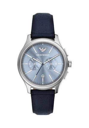 Reloj de hombre con caja de acero inoxidable, esfera azul claro, detalles en plata y correa de cuero negro. Incluye subesferas de cronógrafo y display de fecha.