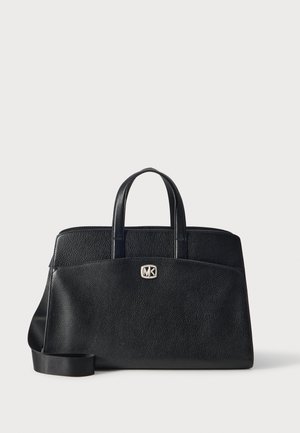 Sac à main en cuir noir avec doubles poignées supérieures, une bandoulière amovible et un logo MK argenté à l'avant.