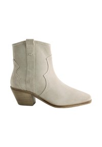 Beige suède enkellaars met een puntige neus, een gebogen zijkantontwerp en een houten blokhak. Voorzien van een gestikte hieldetail voor extra textuur.