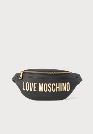 Sort fanny pack lavet af syntetisk materiale med en gylden lynlås og prægede "LOVE MOSCHINO"-tekst på forsiden. Kompakt og buet form.