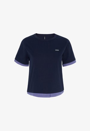 Marineblaue kurzärmlige T-Shirt mit karierter lila Borte an den Ärmeln und am unteren Saum, mit einem kleinen rechteckigen Logo auf der Brust.