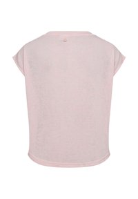 Mäkký ružový top s krátkym rukávom, zaobleným lemom a malým látkovým gombíkom uprostred blízko výstrihu na zadnej strane.