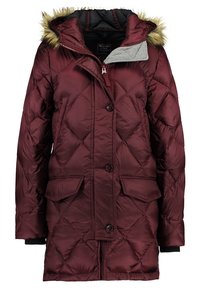 Bordeaux-pudret parka med en hætte med pelskant, quiltet design, to forlommer og en central lynlåslukning med knap.