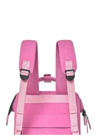 Rosa Rucksack mit gepolsterten Schultergurten, strukturierter Oberfläche und einem oberen Griff. Verfügt über verstellbare Riemen und schwarze Reißverschlussakzente.