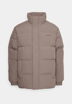 Veste rembourrée, couleur marron clair, fabriquée en tissu lisse, dotée d'un col haut, de deux poches latérales et de détails de couture subtils.